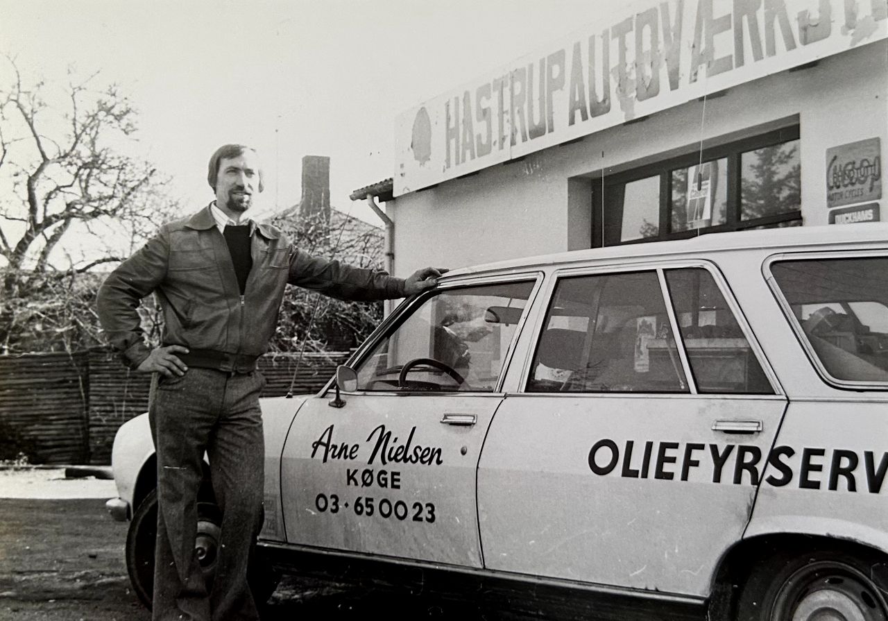Grundlægger Arne Nielsen med en af de første servicebiler i halvfjerdserne