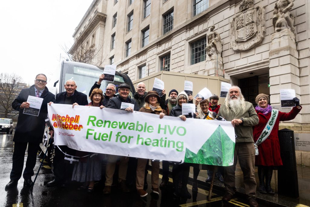 Kehelland, Cornwall-imit innuttaasut tusarniaanermut akissutimik Whitehall-imi tuluit nukissiornermut ministeriaanut tunniussisut, banneri "Renewable HVO Fuel for heating"-imik allassimasoq tunuliaqutaralugu