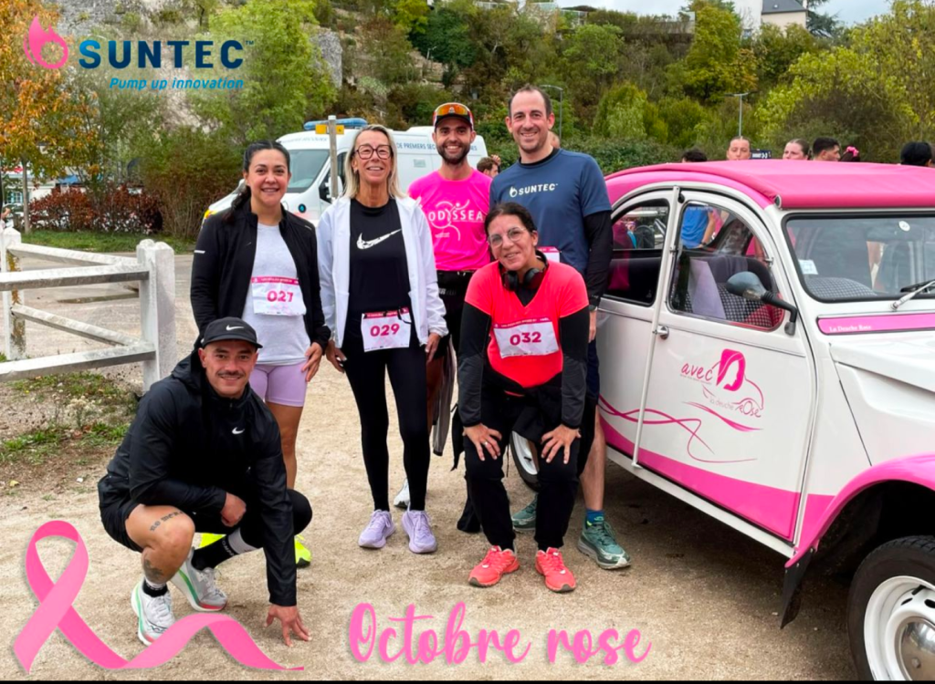 Holdet fra Suntec Industries France ved Foulées Roses-løbet foran en lyserød 2CV fra AVEC La Deuche Rose